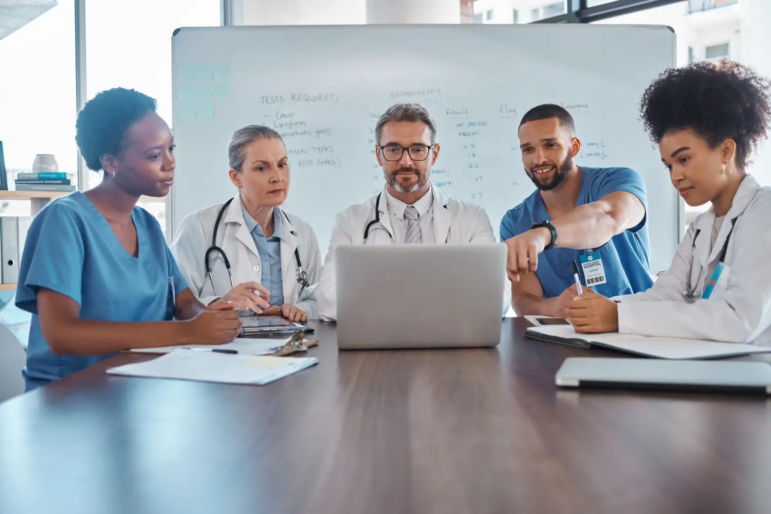Teamarbeit im Krankenhaus, Laptop- und Gesundheitsplanung, medizinische Analyse und Wellness-Zusammenarbeit von Ärzten, Krankenschwestern und Chirurgen bei Besprechungen