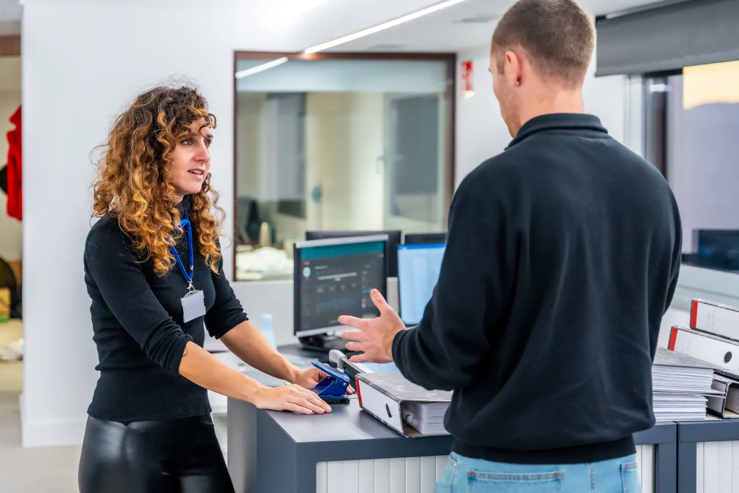 Mitglieder einer Krankenhausleitung unterhalten sich im Büro