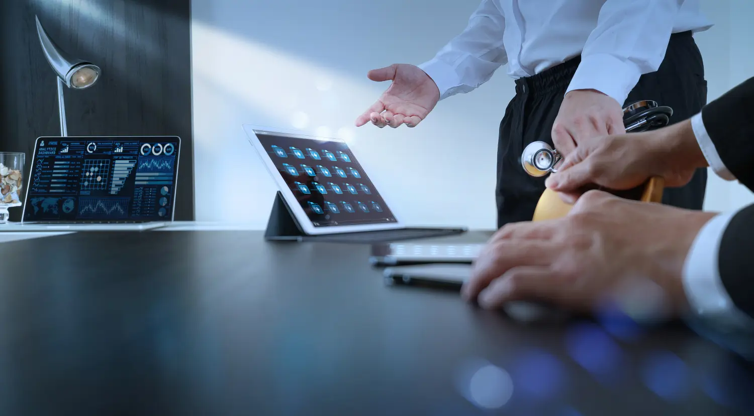 Konzept der Teambesprechung des Netzwerks für medizinische Gesundheitstechnologie. Ärzte mit Tablet-PC und Vorträgen beim Seminar